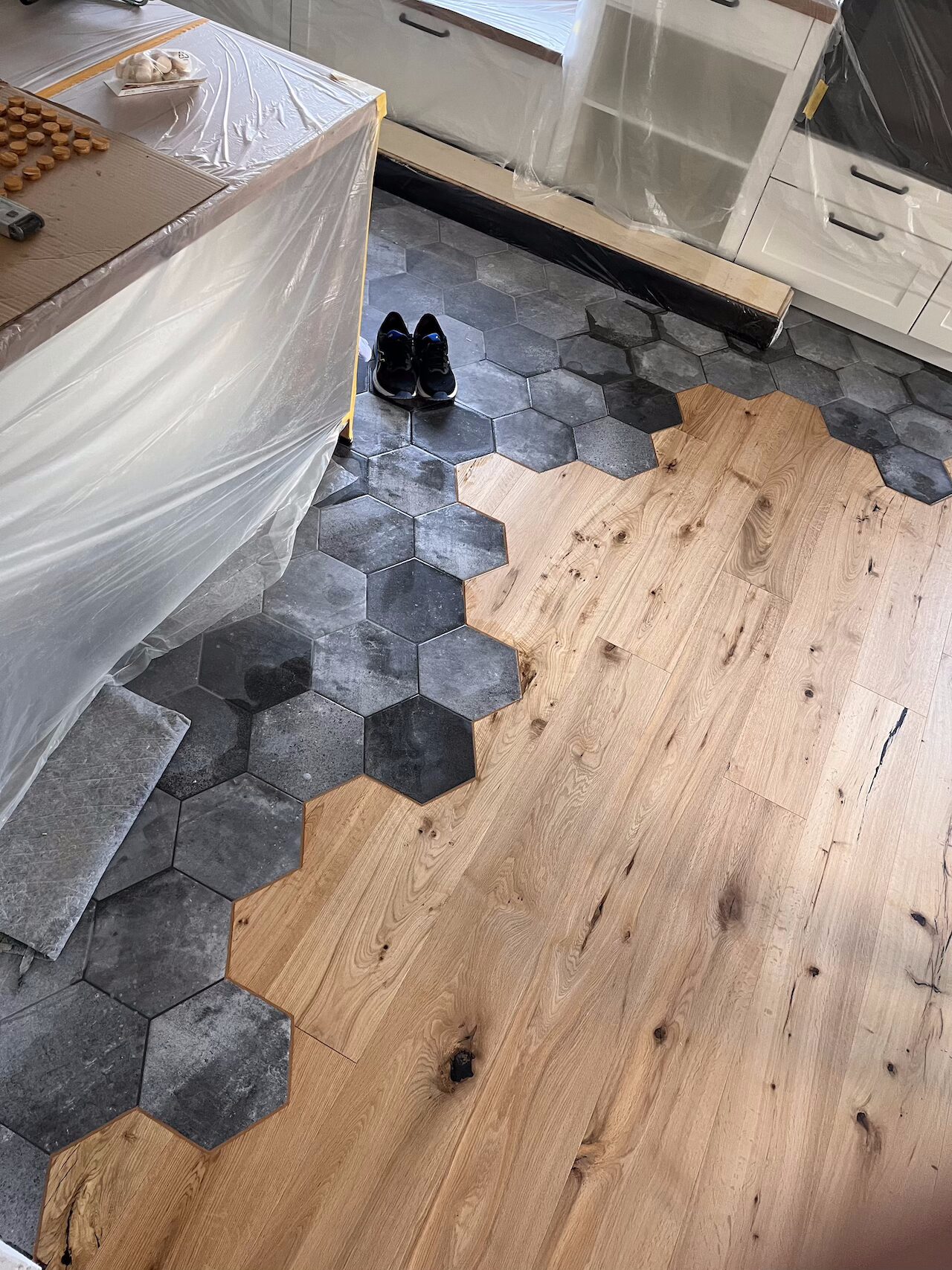 Anarbeitung einer Eichendiele an eine vorhandene Fliese