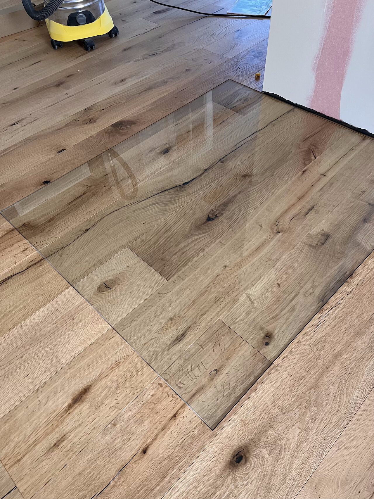 Einarbeitung einer Glasplatte vor einem Kamin